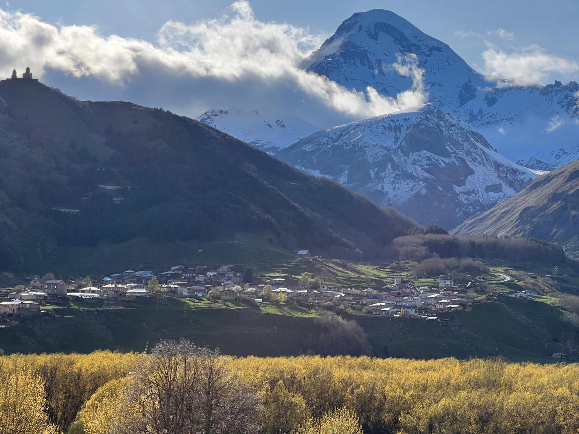 Old District Hotel Kazbegi Exterior photo